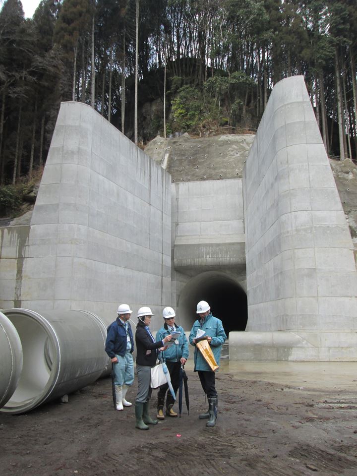 建設中の玉来ダムを視察