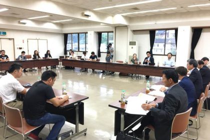 竹田商工会議所 青年部 と九州アルプス商工会 青年部の合同で、市議会 産業建設常任委員会と意見交換を開催しました